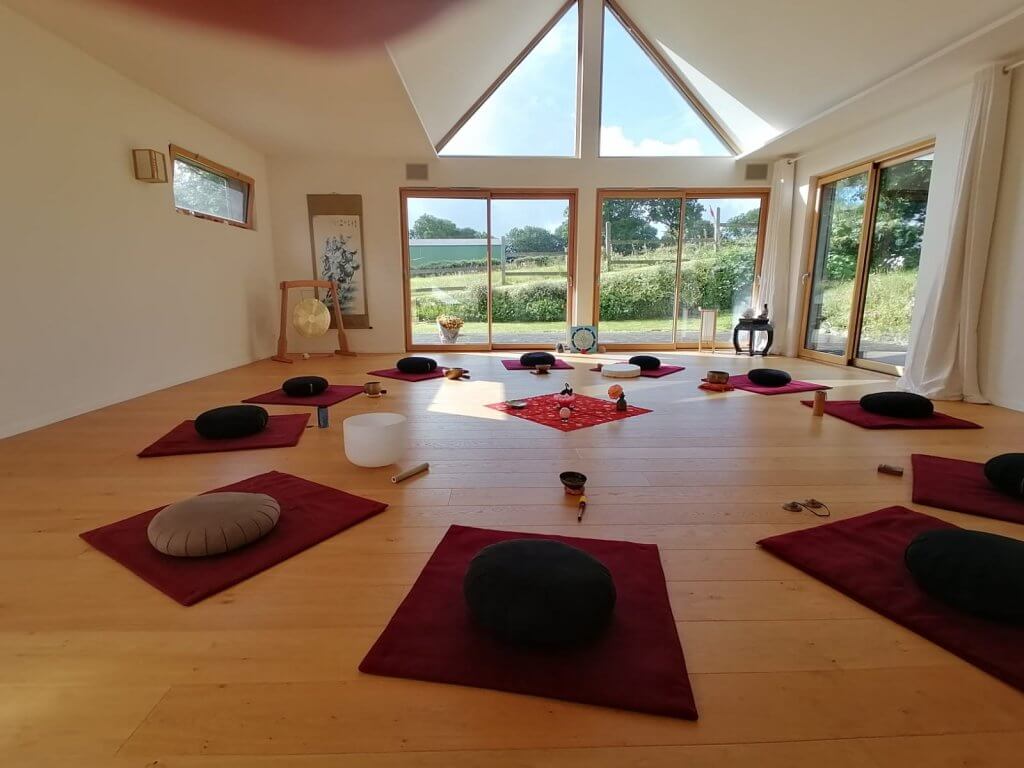 Aménagement du dojo pour un cercle de méditation