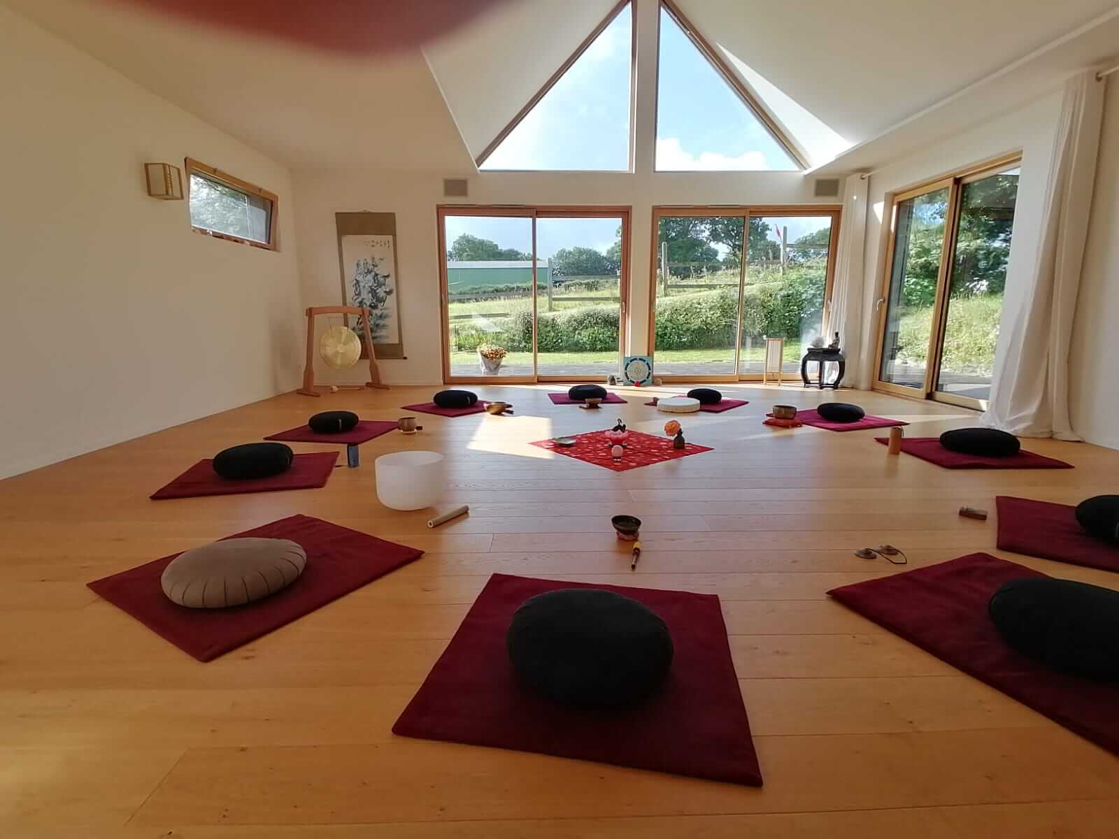 Le dojo aménagé pour un cercle de méditation